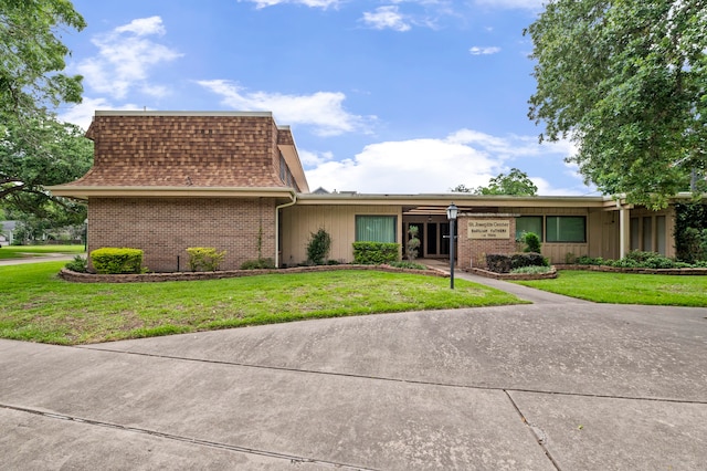 view of front of house featuring a front lawn