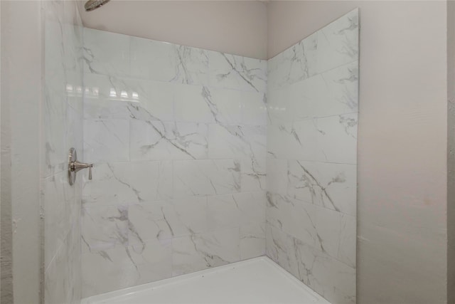 bathroom featuring tiled shower