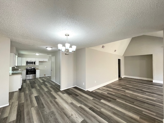 unfurnished living room with an inviting chandelier, sink, dark hardwood / wood-style floors, a textured ceiling, and lofted ceiling