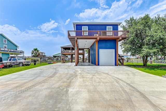 view of front of home featuring a front lawn and a garage