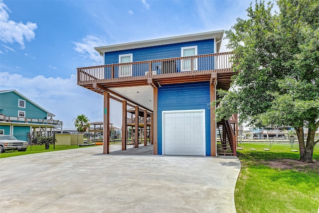 view of front of property featuring a garage, a carport, and a front lawn