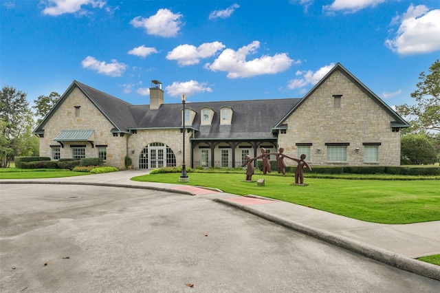 view of front facade featuring a front lawn