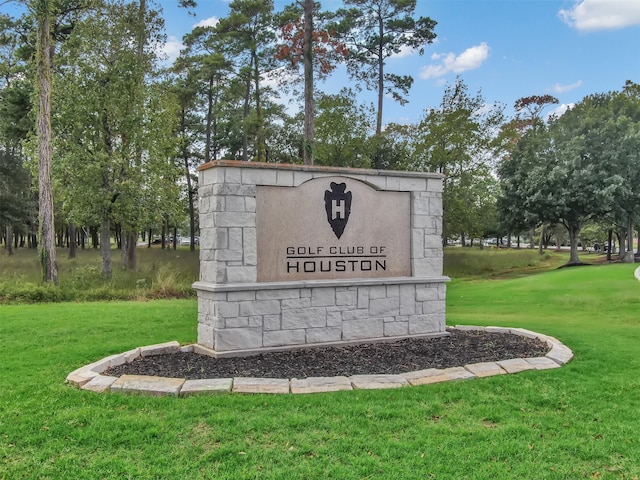 community sign with a yard