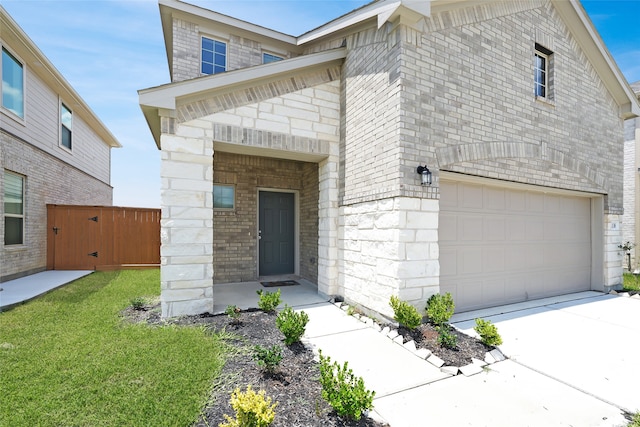 view of front facade featuring a garage and a front yard