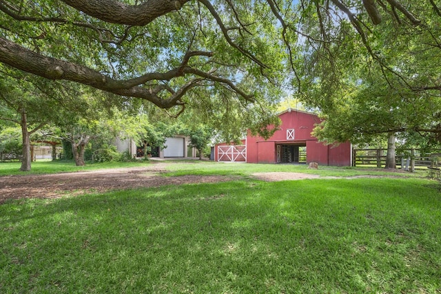 view of yard featuring an outbuilding