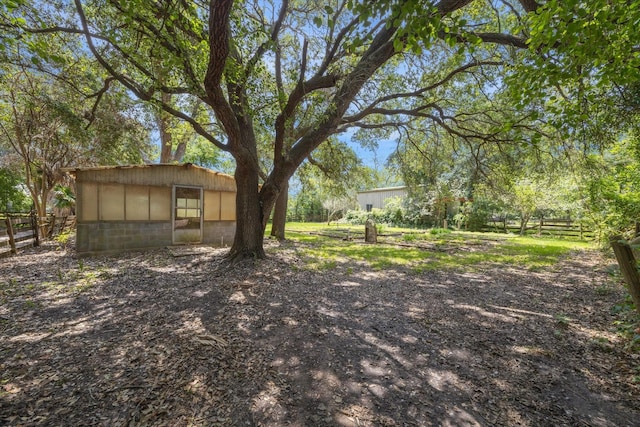 view of yard with an outbuilding