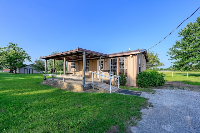 view of front of property featuring a porch and a front lawn