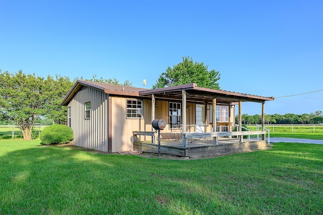 view of front of home featuring a porch and a front lawn