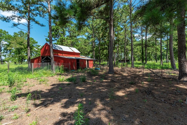 view of yard featuring an outbuilding