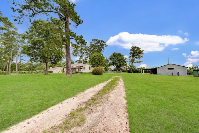 view of yard featuring an outbuilding