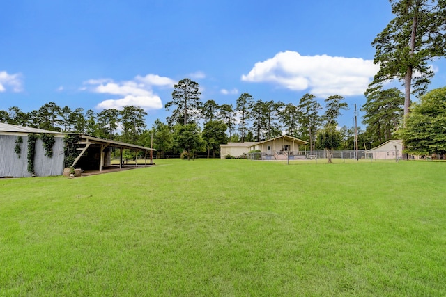 view of yard featuring an outbuilding