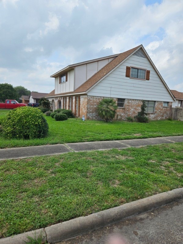 view of side of property featuring a lawn