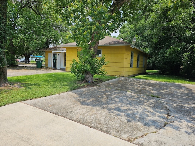 single story home with a front lawn