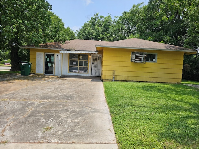 ranch-style home with a front lawn