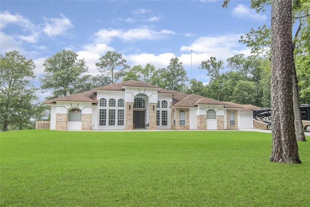 view of front of property featuring a front yard