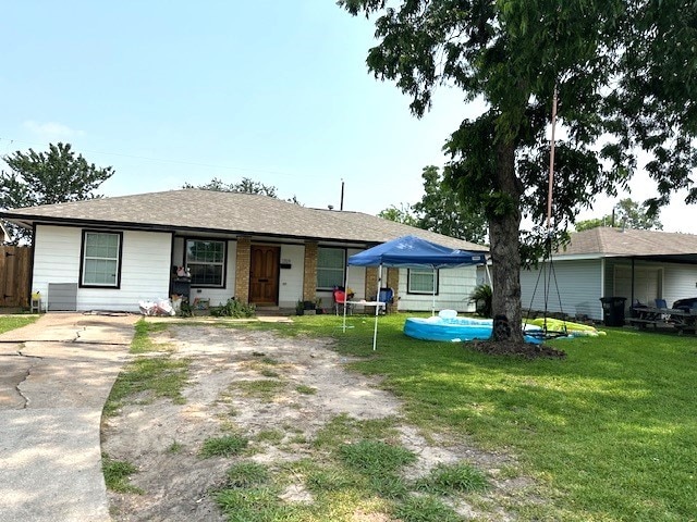 ranch-style home featuring a front lawn