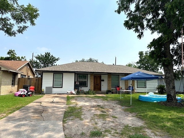 view of front of house with a front yard