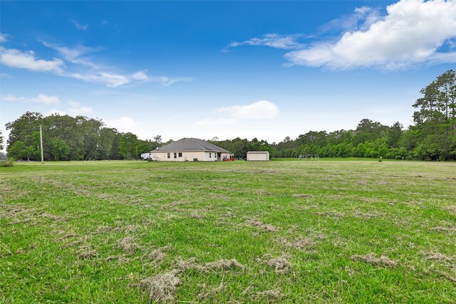 view of yard featuring an outdoor structure