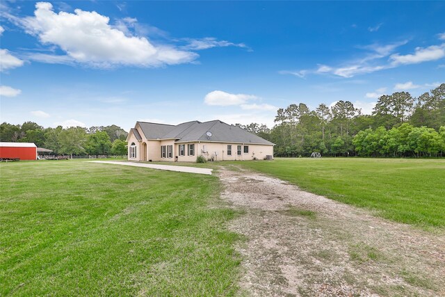 view of front of home with driveway and a front lawn