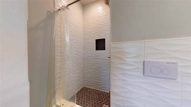 bathroom featuring tiled shower