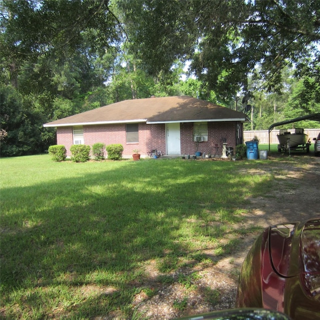 view of front of home featuring a carport and a front yard