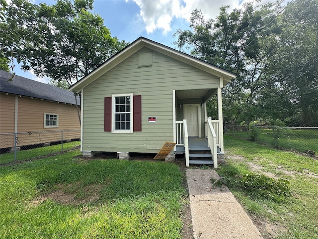 bungalow featuring a front lawn