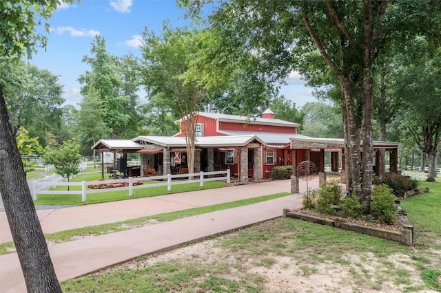 view of front of house featuring a front yard