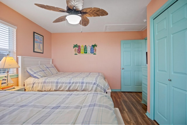 bedroom with dark wood-type flooring, ceiling fan, and a closet