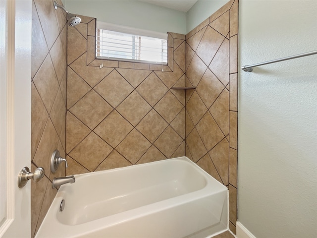 bathroom with tiled shower / bath