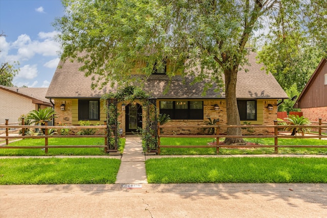 view of front of house featuring a front lawn