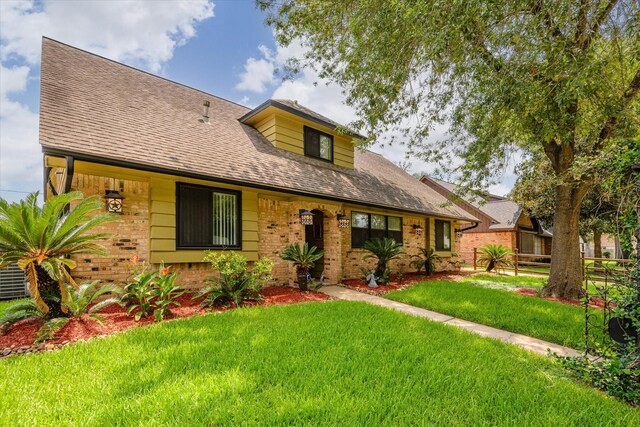 view of front of property featuring a front yard