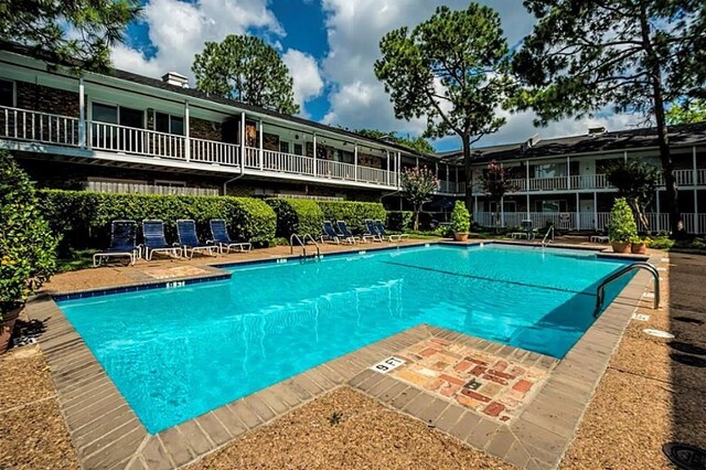 view of swimming pool