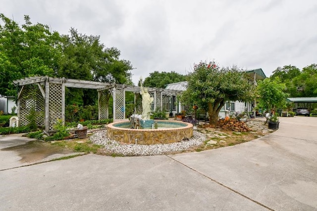 view of yard featuring a pergola