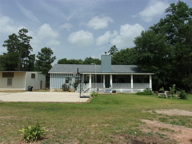 view of front of home featuring a front lawn