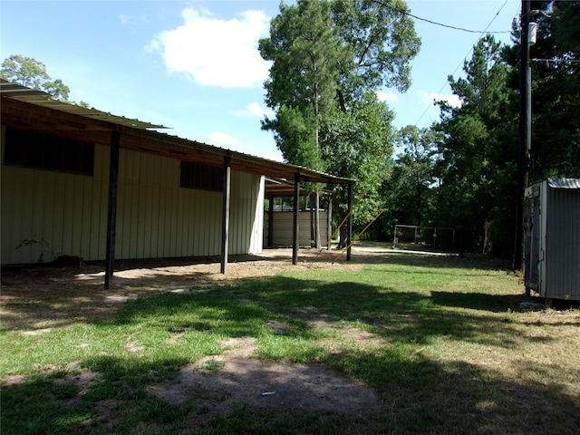 view of yard featuring an outdoor structure