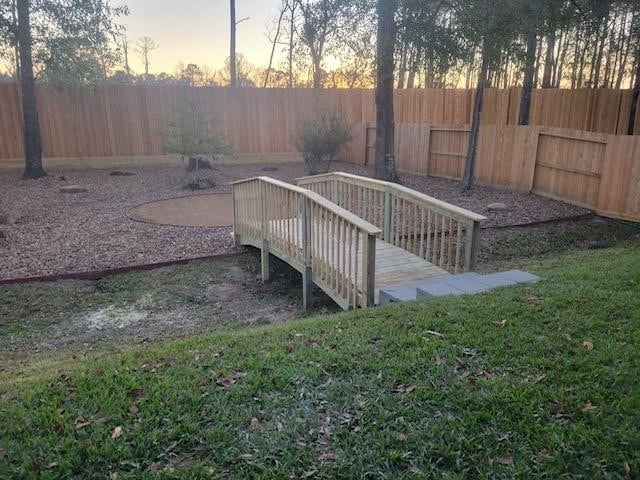 view of yard at dusk