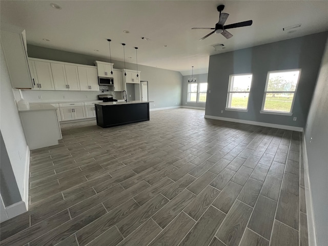 kitchen featuring a center island with sink, ceiling fan, dark hardwood / wood-style flooring, white cabinetry, and sink