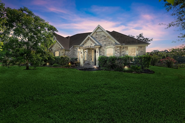 view of front of house featuring a lawn