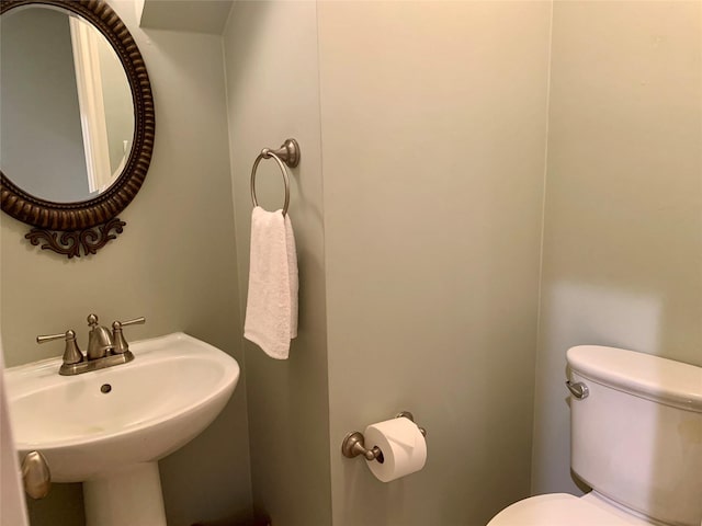 bathroom featuring toilet and sink