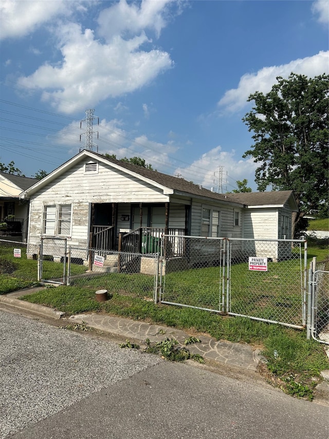 view of front of home with a front lawn