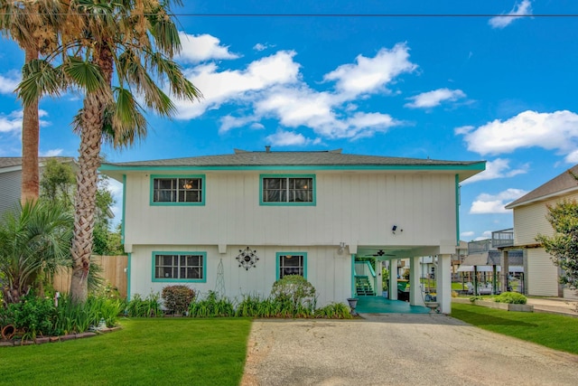 view of front of home featuring a front yard and a carport