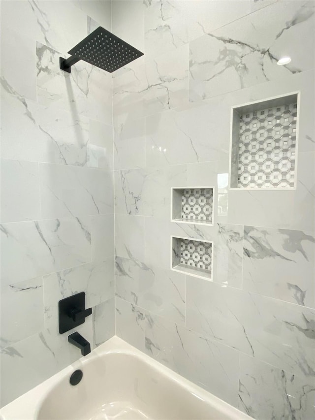 bathroom featuring tiled shower / bath combo