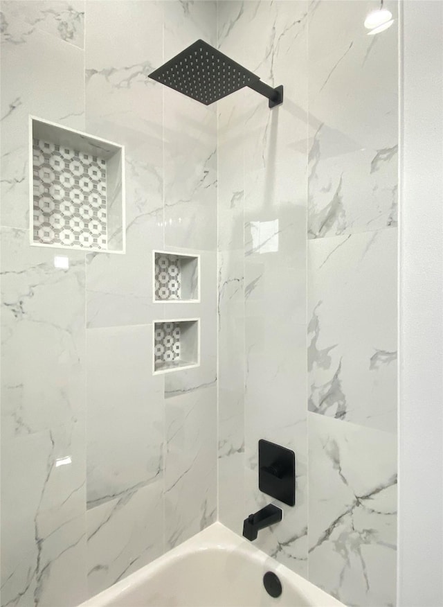 bathroom with tiled shower / bath combo