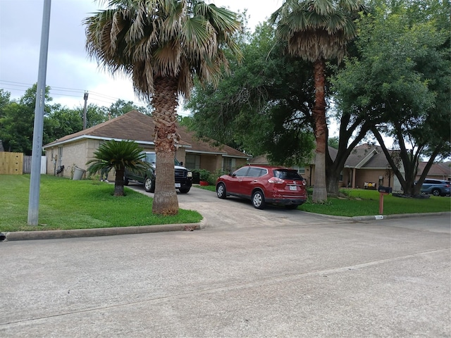 view of front of house featuring a front lawn