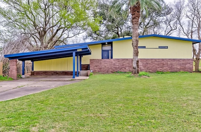 view of front of property with a front yard and a carport