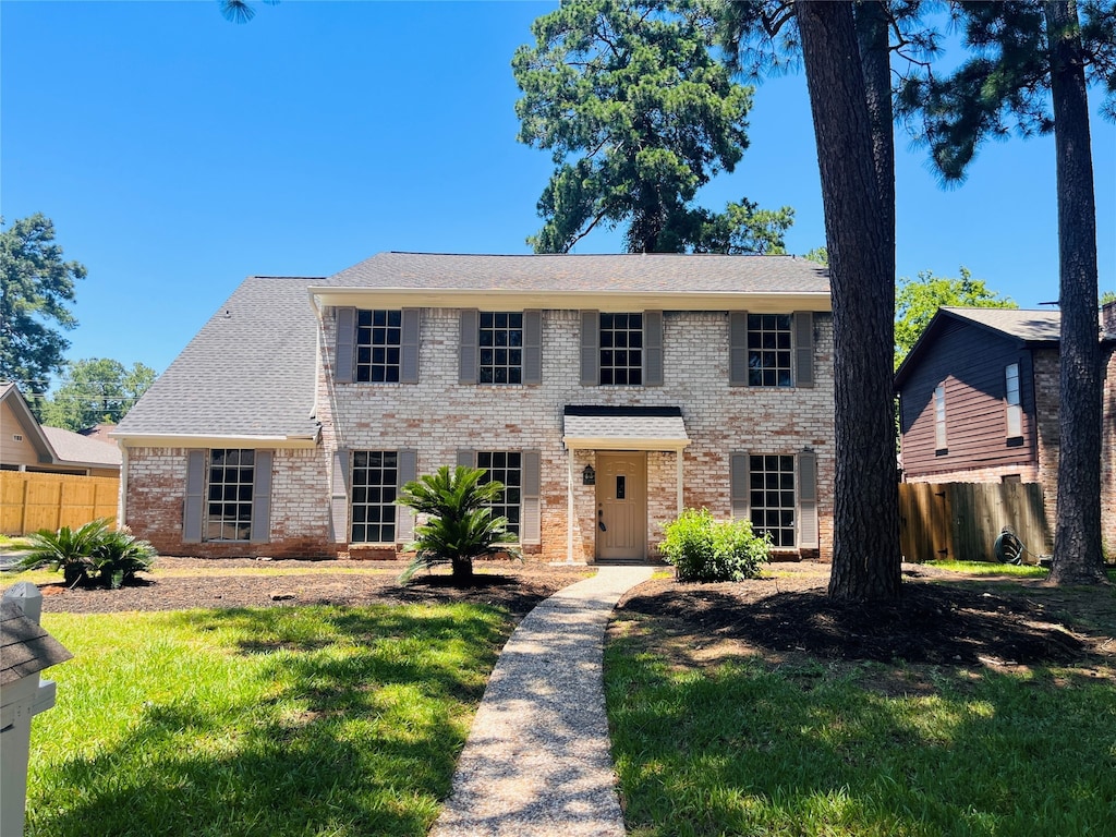 view of front facade with a front lawn