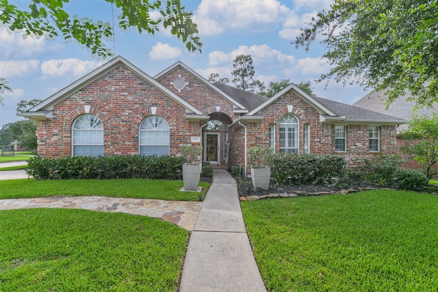 view of front of home featuring a front lawn