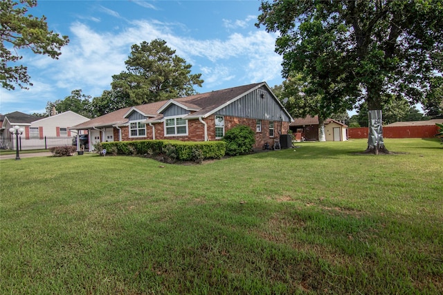 view of front of house featuring a front lawn