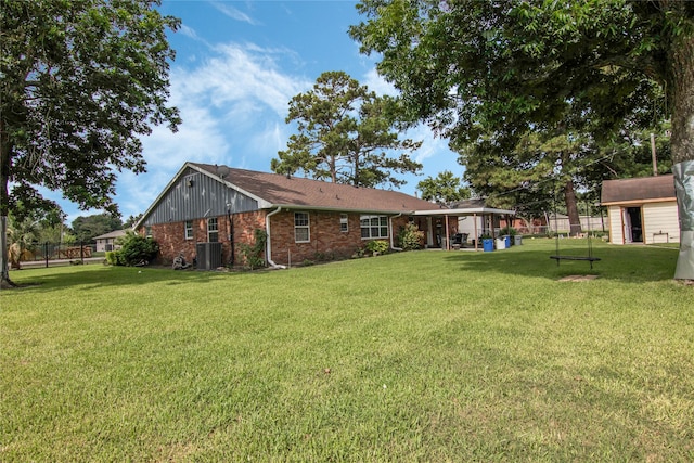 view of yard with an outdoor structure