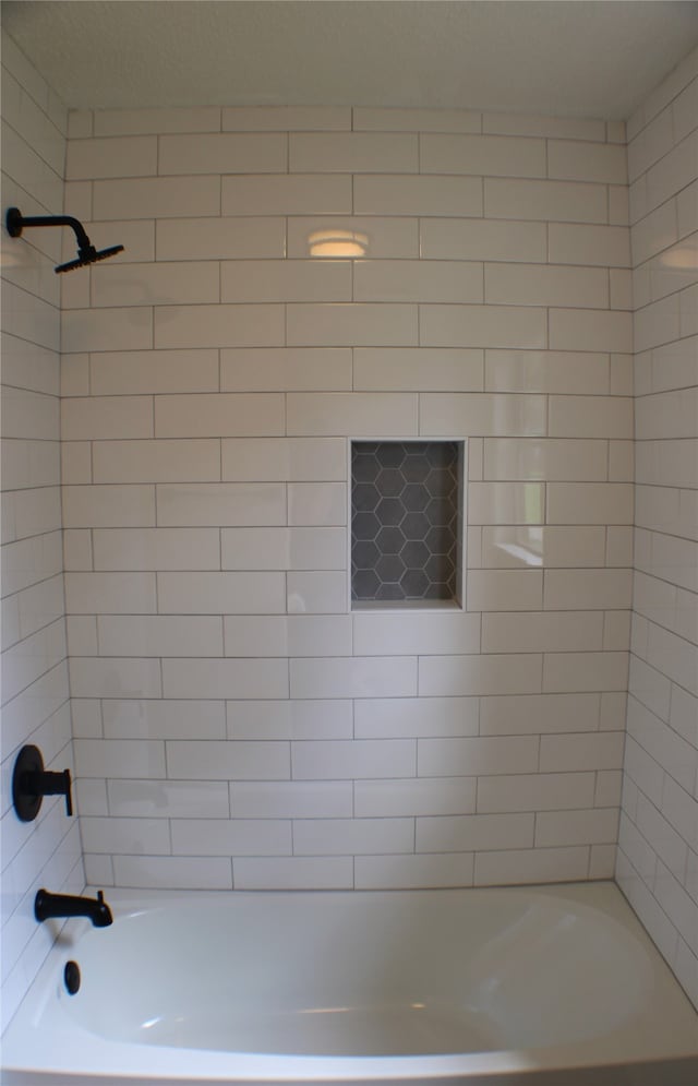 bathroom featuring tiled shower / bath combo